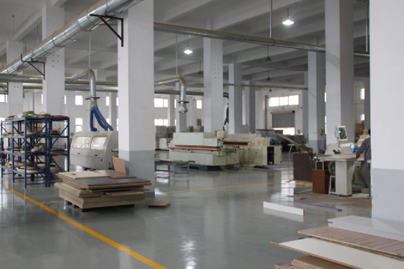 上海辦公家具廠卓越的現(xiàn)代化管理制度，認(rèn)真負(fù)責(zé)的福冠辦公家具全體員工，規(guī)范化流水作業(yè)，保障您的產(chǎn)品質(zhì)量。